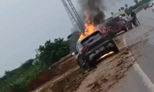 కోదాడలో కల్వర్టును ఢీకొట్టిన కారు.. కారణం మద్యం మత్తా..? అతివేగమా..?