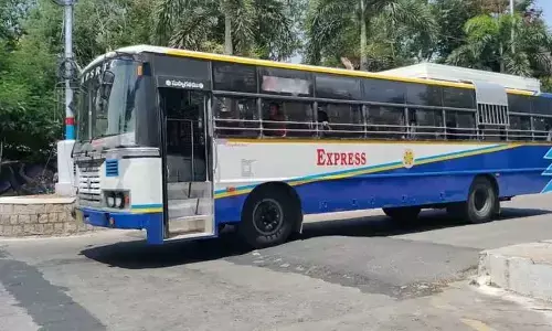 బస్సులో ఊపిరాడక ముగ్గురు విద్యార్థులకు అస్వస్థత