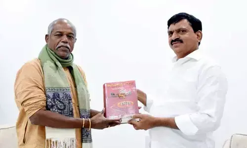 నిప్పులవాగు పుస్తకాన్ని పొంగులేటికి అందించిన అందెశ్రీ