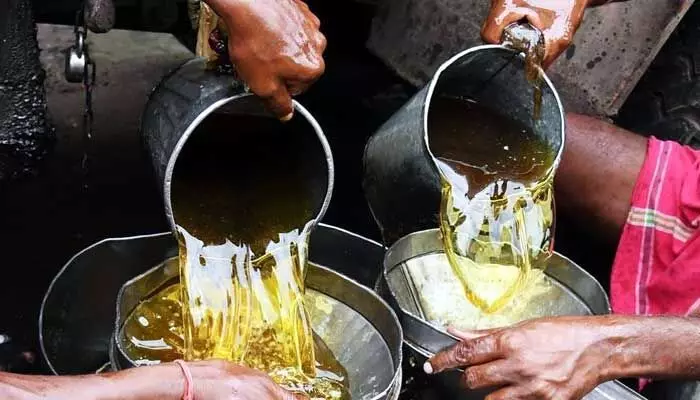 యథేచ్ఛగా కల్తీ నూనెల వ్యాపారం.. అయోమయంలో ప్రజల పరిస్థితి! యథేచ్ఛగా కల్తీ నూనెల వ్యాపారం.. అయోమయంలో ప్రజల పరిస్థితి!