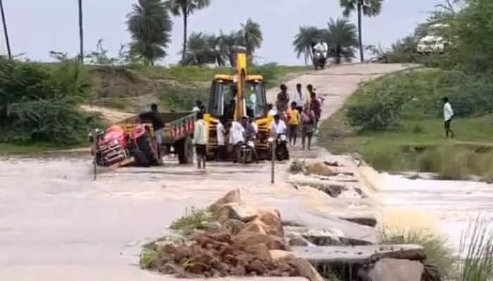 దుందుభి వాగు పై రాకపోకలు బంద్.. వాగులో కొట్టుకుపోయిన ట్రాక్టర్ దుందుభి వాగు పై రాకపోకలు బంద్.. వాగులో కొట్టుకుపోయిన ట్రాక్టర్