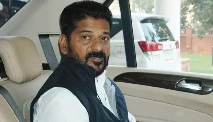 బెంగళూరుకి సీఎం రేవంత్ రెడ్డి.. కర్ణాటక కాంగ్రెస్ పరిణామాల నేపథ్యంలో సీఎం టూర్ పై ఉత్కంఠ బెంగళూరుకి సీఎం రేవంత్ రెడ్డి.. కర్ణాటక కాంగ్రెస్ పరిణామాల నేపథ్యంలో సీఎం టూర్ పై ఉత్కంఠ