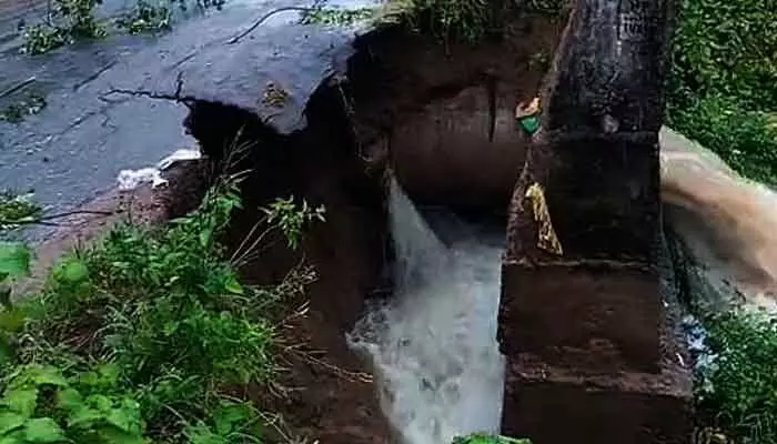 ప్రమాదకరంగా ప్రధాన రహదారి.. ఇంకాస్త కొట్టుపోతే అంతర్ జిల్లా రాకపోకలు బంద్ ప్రమాదకరంగా ప్రధాన రహదారి.. ఇంకాస్త కొట్టుపోతే అంతర్ జిల్లా రాకపోకలు బంద్
