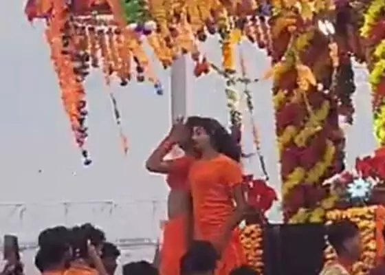 ఆధ్యాత్మిక యాత్రలో ‘అశ్లీల’ పారవశ్యం.. న్యూడ్ డ్యాన్స్లతో రెచ్చిపోయిన భక్తులు..(వీడియో) ఆధ్యాత్మిక యాత్రలో ‘అశ్లీల’ పారవశ్యం.. న్యూడ్ డ్యాన్స్లతో రెచ్చిపోయిన భక్తులు..(వీడియో)