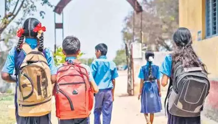 Schools: స్కూల్స్లో రాజకీయ పార్టీల వితరణలకు నో పర్మిషన్.. సర్కులర్ జారీ చేసిన అధికారులు Schools: స్కూల్స్లో రాజకీయ పార్టీల వితరణలకు నో పర్మిషన్.. సర్కులర్ జారీ చేసిన అధికారులు