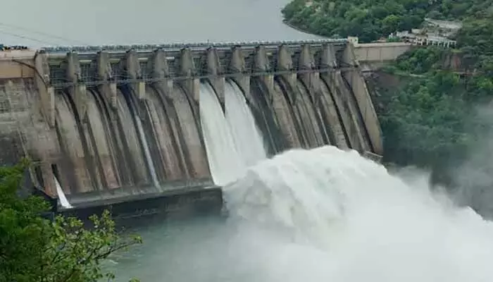 శ్రీశైలం జలాశయానికి కొనసాగుతున్న వరద.. రెండు గేట్లు ఎత్తి నీరు విడుదల శ్రీశైలం జలాశయానికి కొనసాగుతున్న వరద.. రెండు గేట్లు ఎత్తి నీరు విడుదల