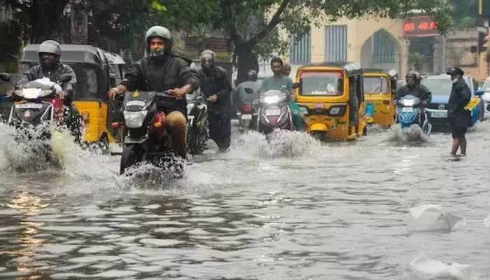 వరుణుడి ఉగ్రరూపం.. తెలంగాణలో ఈ జిల్లాలకు అత్యంత భారీవర్షాల హెచ్చరిక వరుణుడి ఉగ్రరూపం.. తెలంగాణలో ఈ జిల్లాలకు అత్యంత భారీవర్షాల హెచ్చరిక