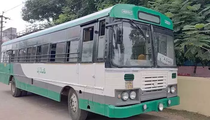 ఏపీలో షాకింగ్ ఘటన.. డ్రైవర్ కళ్లు మూసి తెరిచేలోపు ఆర్టీసీ బస్సు మాయం ఏపీలో షాకింగ్ ఘటన.. డ్రైవర్ కళ్లు మూసి తెరిచేలోపు ఆర్టీసీ బస్సు మాయం
