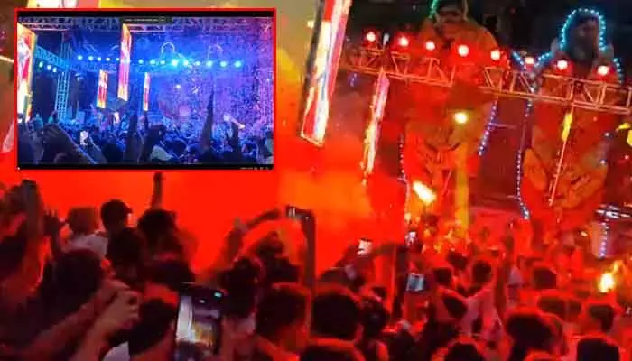 కాసేపట్లో హరిహర వీరమల్లు ప్రీమియర్ షో.. ఆర్టీసీ క్రాస్ రోడ్స్లో ఫ్యాన్స్ హంగామా కాసేపట్లో హరిహర వీరమల్లు ప్రీమియర్ షో.. ఆర్టీసీ క్రాస్ రోడ్స్లో ఫ్యాన్స్ హంగామా