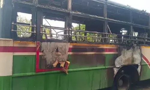 తడకమళ్లలో నైట్ హాల్ట్ బస్సు దగ్ధం.. గుర్తు తెలియని వ్యక్తుల దుశ్చర్య..!