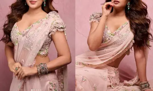 మ్యాజికల్ డే  అంటూ పవన్ కళ్యాణ్ బ్యూటీ పోస్ట్.. ఏం అందం రా బాబు చూస్తూ ఉండిపోవచ్చంటూ కామెంట్స్