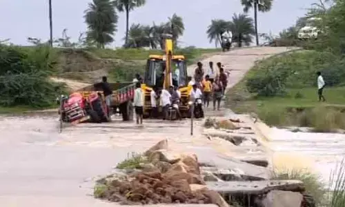 దుందుభి వాగు పై రాకపోకలు బంద్.. వాగులో కొట్టుకుపోయిన ట్రాక్టర్