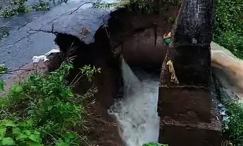 ప్రమాదకరంగా ప్రధాన రహదారి.. ఇంకాస్త కొట్టుపోతే అంతర్ జిల్లా రాకపోకలు బంద్