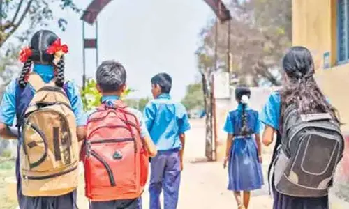 Schools: స్కూల్స్‌లో రాజకీయ పార్టీల వితరణలకు నో పర్మిషన్.. సర్కులర్ జారీ చేసిన అధికారులు