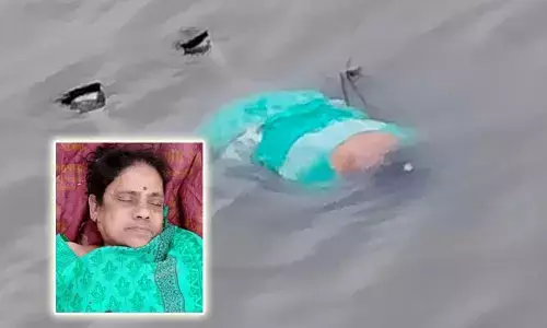 తెల్లారేసరికి తుంగభద్ర నదిలో మహిళ మృతదేహం కలకలం