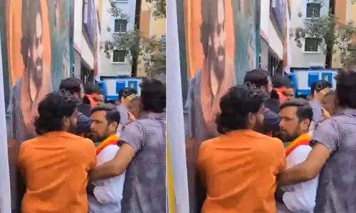ప‌వ‌న్ సినిమాకు క‌న్న‌డ ఎఫెక్ట్.. థియేట‌ర్ వ‌ద్ద‌ ప్లెక్సీల చింపివేత‌