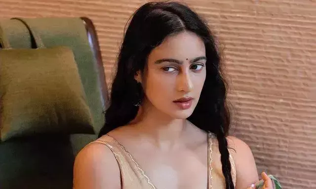 మేఘాలు కమ్మినయ్.. బెడ్‌రూంలో ఒంటిపై బట్టలు ఊడినయ్.. ఇంకా ఉడుకు రక్తం ఎలా ప్రవహిస్తుందో చూపించాలా..?