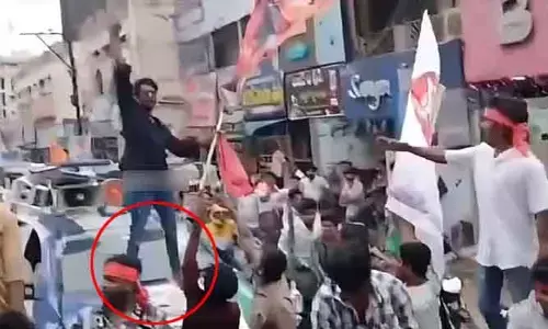 మాజీ మంత్రి కారుమూరికి బిగ్ షాక్.. చుక్కలు చూపించిన పవన్ ఫ్యాన్స్