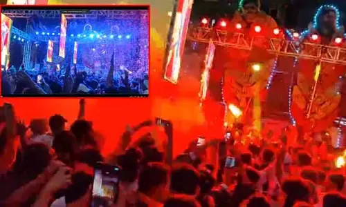 కాసేపట్లో హరిహర వీరమల్లు ప్రీమియర్ షో.. ఆర్టీసీ క్రాస్ రోడ్స్‌‌లో ఫ్యాన్స్ హంగామా