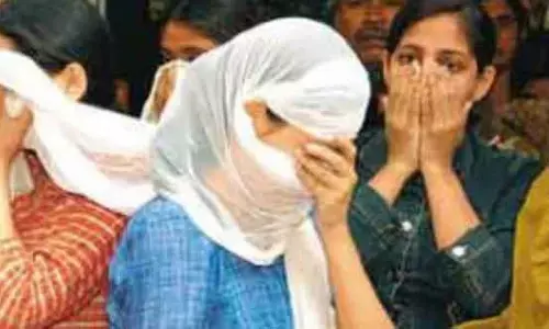 వ్యభిచార ముఠాకు సహకారం.. కానిస్టేబుల్, హోంగార్డు సస్పెండ్