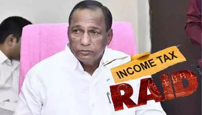మాజీ మంత్రి మల్లారెడ్డికి బిగ్ షాక్.. ఇంట్లో ఐటీ అధికారుల సోదాలు మాజీ మంత్రి మల్లారెడ్డికి బిగ్ షాక్.. ఇంట్లో ఐటీ అధికారుల సోదాలు