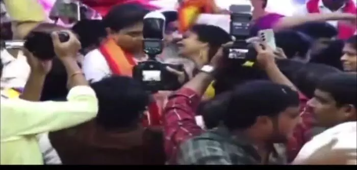 కేటీఆర్కు ముద్దు పెట్టేందుకు ప్రయత్నించిన మహిళ.. రాజకీయంగా దుమారం రేపుతున్న వీడియో కేటీఆర్కు ముద్దు పెట్టేందుకు ప్రయత్నించిన మహిళ.. రాజకీయంగా దుమారం రేపుతున్న వీడియో