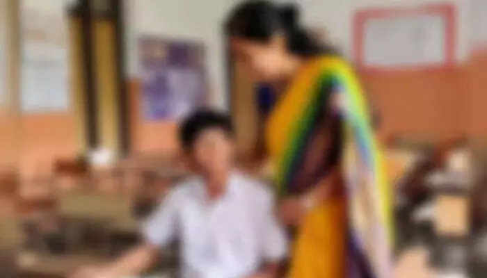 విద్యార్థిపై లైంగిక వేధింపులకు పాల్పడ్డ మహిళా టీచర్కు బెయిల్ విద్యార్థిపై లైంగిక వేధింపులకు పాల్పడ్డ మహిళా టీచర్కు బెయిల్