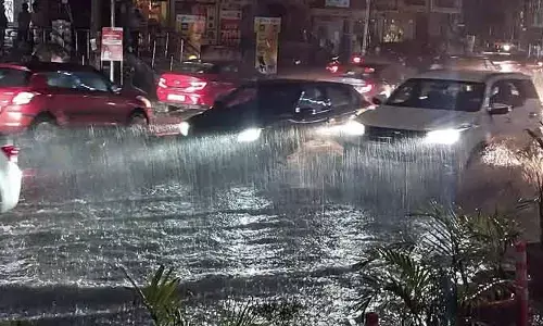 అర్ధరాత్రి నగరాన్ని ముంచెత్తిన భారీ వర్షం