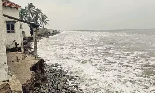 Heavy Rains Effect:కుండపోత వర్షాలు.. ఆ గ్రామాన్ని చుట్టుముట్టిన రాకాసి అలలు