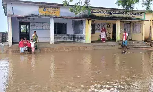 ఐదేళ్లుగా మారని సమస్య.. విద్యార్థుల కష్టాలపై కళ్లు మూసుకున్న విద్యాశాఖ.!
