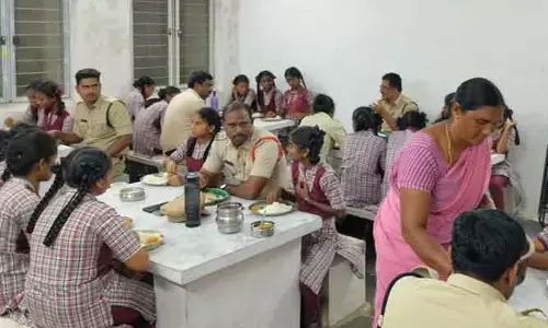 విద్యార్థులతో కలిసి భోజనం చేసిన ఎస్ఐ..