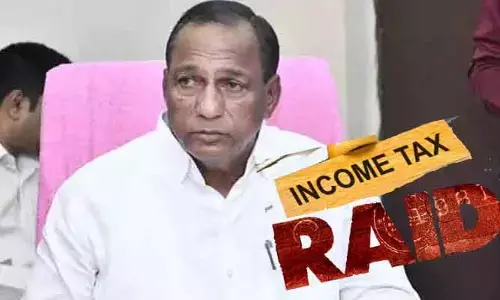 మాజీ మంత్రి మల్లారెడ్డికి బిగ్ షాక్.. ఇంట్లో ఐటీ అధికారుల సోదాలు