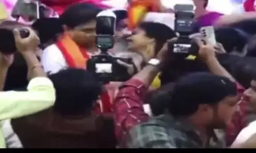 కేటీఆర్‌కు ముద్దు పెట్టేందుకు ప్రయత్నించిన మహిళ.. రాజకీయంగా దుమారం రేపుతున్న వీడియో