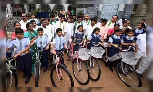 కేటీఆర్ బర్త్ డే.. విద్యార్థులకు సైకిళ్ళు పంపిణీ చేసిన మాజీ ఎంపీ