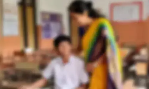 విద్యార్థిపై లైంగిక వేధింపులకు పాల్పడ్డ మహిళా టీచర్‌కు బెయిల్