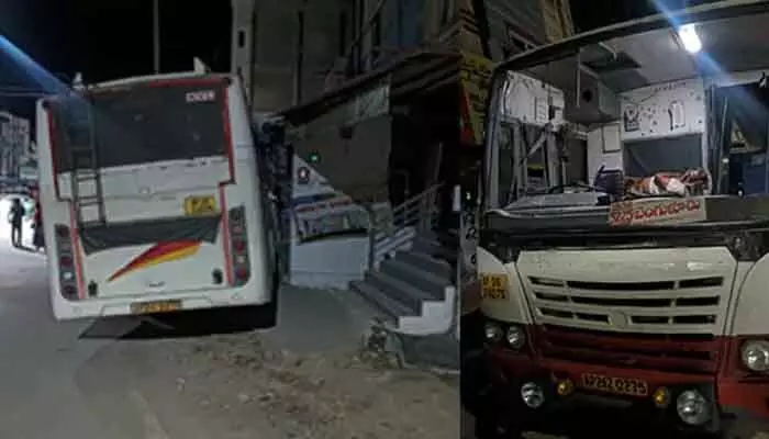 బస్సు నడుపుతుండగా డ్రైవర్కు గుండెపోటు.. స్టీరింగ్పై కుప్పకూలిపోగా.. ఆ తర్వాత? బస్సు నడుపుతుండగా డ్రైవర్కు గుండెపోటు.. స్టీరింగ్పై కుప్పకూలిపోగా.. ఆ తర్వాత?