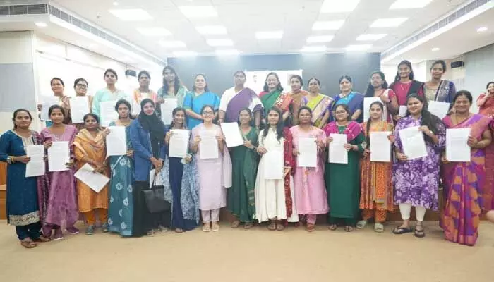 Seethakka: రాజకీయ ఒత్తిడికి తలొగ్గొద్దు.. నూతన సీడీపీవోలకు మంత్రి సీతక్క దిశానిర్దేశం Seethakka: రాజకీయ ఒత్తిడికి తలొగ్గొద్దు.. నూతన సీడీపీవోలకు మంత్రి సీతక్క దిశానిర్దేశం