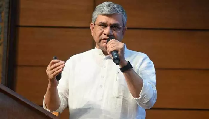 ప్రపంచంలోనే పవర్ఫుల్ హైడ్రోజన్ ట్రైన్ ఇంజిన్ టెస్టు సక్సెస్: రైల్వే మంత్రి అశ్వినీ వైష్ణవ్ ప్రపంచంలోనే పవర్ఫుల్ హైడ్రోజన్ ట్రైన్ ఇంజిన్ టెస్టు సక్సెస్: రైల్వే మంత్రి అశ్వినీ వైష్ణవ్