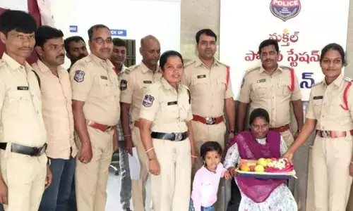సేవా స్ఫూర్తికి గౌరవం.. పోలీస్ స్టేషన్‌లో మహిళా కానిస్టేబుల్‌కు సీమంతం