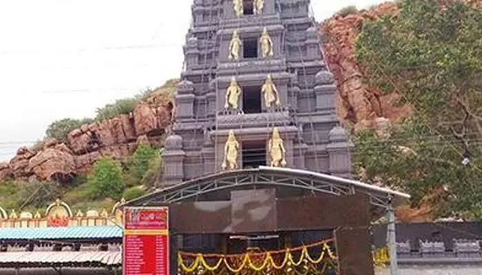 ఆ ఆలయంలో ఫ్లెక్సీల వివాదం.. క్షమాపణ చెప్పిన ఈవో ఆ ఆలయంలో ఫ్లెక్సీల వివాదం.. క్షమాపణ చెప్పిన ఈవో