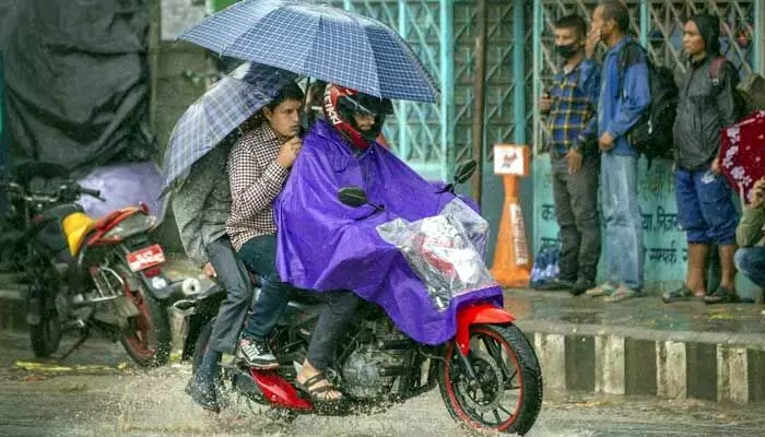 భారీ వర్షంలో బండిపై బయటకు వెళ్తున్నారా? భారీ వర్షంలో బండిపై బయటకు వెళ్తున్నారా?