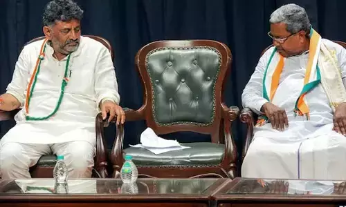 బూట్లతో కొట్టుకున్న CM, డిప్యూటీ సీఎం వర్గపు అధికారులు