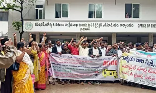 ‘సవతి తల్లి ప్రేమ వద్దు.. జీతాలు పెంచండి చాలు’: ఏఐటీయూసీ డిమాండ్