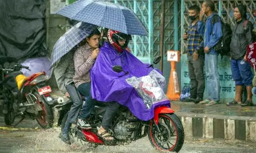 భారీ వర్షంలో బండిపై బయటకు వెళ్తున్నారా?