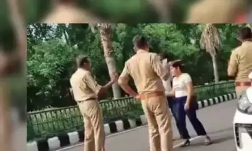 మద్యం మత్తులో యువకుల వీరంగం.. పోలీసులతోనే గొడవ(వీడియో)