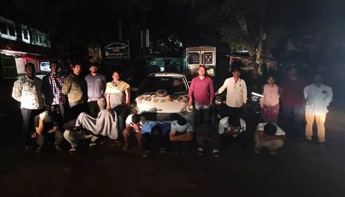 HYD: కొండాపూర్లో రేవ్ పార్టీ భగ్నం.. ఏపీకి చెందిన 11 మంది అరెస్ట్ HYD: కొండాపూర్లో రేవ్ పార్టీ భగ్నం.. ఏపీకి చెందిన 11 మంది అరెస్ట్