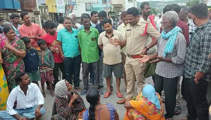 రుద్రంగిలో అనుమానాస్పద మృతి కలకలం.. న్యాయం కోసం రోడ్డెక్కిన కుటుంబ సభ్యులు రుద్రంగిలో అనుమానాస్పద మృతి కలకలం.. న్యాయం కోసం రోడ్డెక్కిన కుటుంబ సభ్యులు