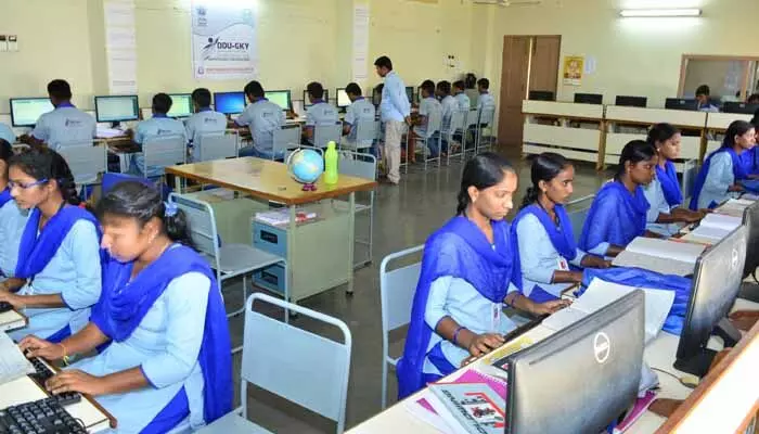 నిరుద్యోగులకు గుడ్న్యూస్.. వారికి ఈ కోర్సుల్లో ఫ్రీ ట్రైనింగ్, ఉద్యోగం నిరుద్యోగులకు గుడ్న్యూస్.. వారికి ఈ కోర్సుల్లో ఫ్రీ ట్రైనింగ్, ఉద్యోగం