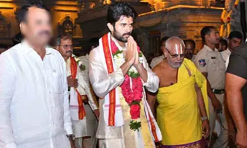 శ్రీవారి సేవలో కింగ్డమ్ మూవీ టీమ్.. వీడియో వైరల్