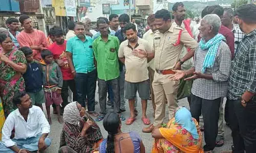 రుద్రంగిలో అనుమానాస్పద మృతి కలకలం.. న్యాయం కోసం రోడ్డెక్కిన కుటుంబ సభ్యులు